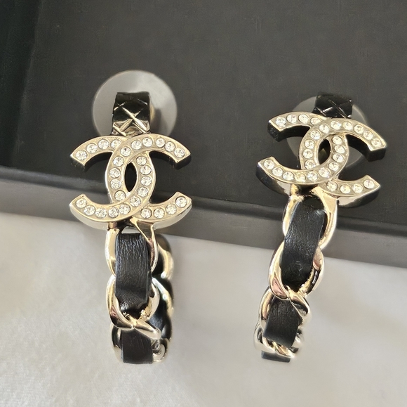 Brand new 2023 authentic Chanel cc hoops earrings with crystal & leather - Picture 11 of 17